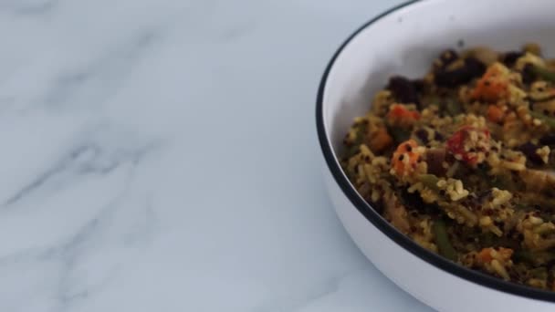 Veganistische Quinoa Met Zoete Aardappel Groene Bonen Paprika Rode Nierbonen — Stockvideo