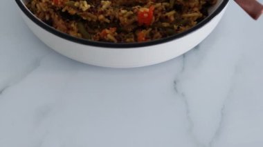Tatlı patatesli vejetaryen kinoası yeşil fasulye dolma biber ve kırmızı böbrek fasulyesi sağlıklı bitki temelli yemek tarifleri.