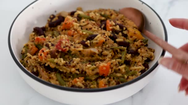 Vegan Quinoa Med Sötpotatis Gröna Bönor Bell Pepper Och Röda — Stockvideo