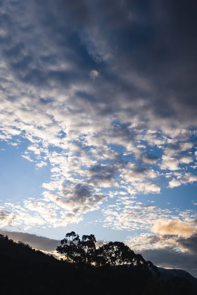 Formação Nuvens Pôr Sol Criando Uma Forma Através Céu Entardecer — Fotografia de Stock