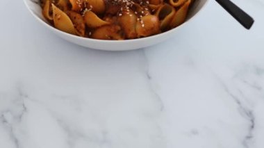 Karışık tohumlu mercimek soslu vejetaryen kabuklu makarna, sağlıklı bitki temelli yemek tarifleri.