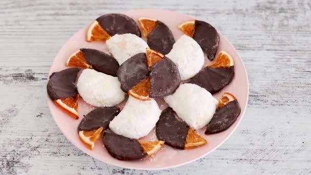 Galletas Media Luna Almendras Veganas Rebanadas Naranja Deshidratadas Cubiertas Chocolate — Vídeo de stock