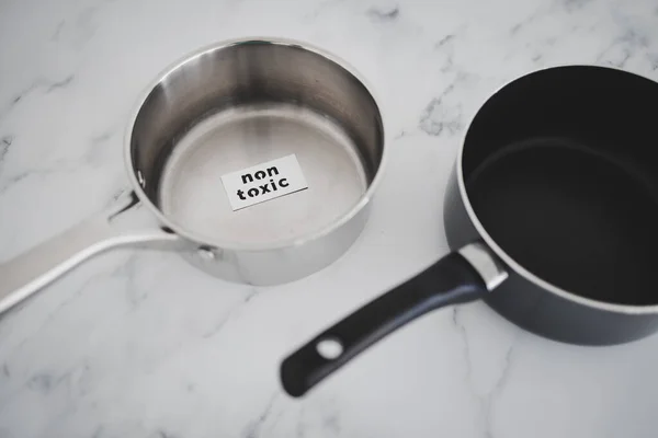 Gesundes Kochen Und Hartes Chemikalienkonzept Edelstahl Gegen Antihaft Topf Seite — Stockfoto