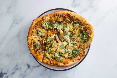 Vejetaryen pesto ve sütsüz peynirli ıspanaklı ekmek, sağlıklı bitki temelli yemek tarifleri.