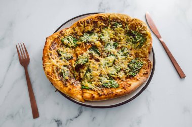 Vejetaryen pesto ve sütsüz peynirli ıspanaklı ekmek, sağlıklı bitki temelli yemek tarifleri.