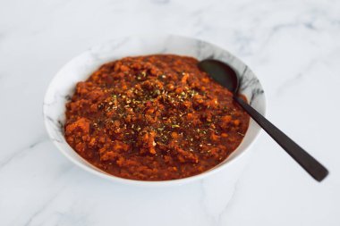 Kırmızı mercimekli vejetaryen bolonez sosu ve dokulu sebze proteini, sağlıklı bitki temelli yemek tarifleri.