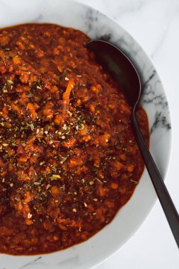 Kırmızı mercimekli vejetaryen bolonez sosu ve dokulu sebze proteini, sağlıklı bitki temelli yemek tarifleri.