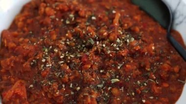 Kırmızı mercimekli vejetaryen bolonez sosu ve dokulu sebze proteini, sağlıklı bitki temelli yemek tarifleri.