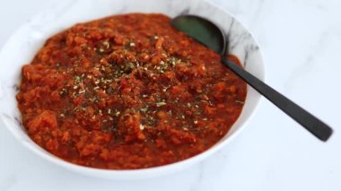 Kırmızı mercimekli vejetaryen bolonez sosu ve dokulu sebze proteini, sağlıklı bitki temelli yemek tarifleri.
