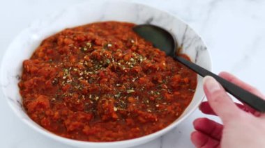 Kırmızı mercimekli vejetaryen bolonez sosu ve dokulu sebze proteini, sağlıklı bitki temelli yemek tarifleri.
