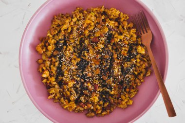 Vejetaryen sotelenmiş patates fasulyesi ve tohumlu soğan kabı, sağlıklı bitki temelli yemek tarifleri.