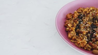 Vejetaryen sotelenmiş patates fasulyesi ve tohumlu soğan kabı, sağlıklı bitki temelli yemek tarifleri.