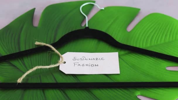 Label Mode Durable Avec Cintre Sur Dessus Feuille Verte Tropicale — Video