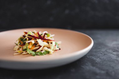 Ortasında az miktarda salata olan büyük tabak, diyet ve kalori kısıtlamaları kavramı