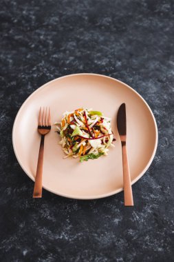 Ortasında az miktarda salata olan büyük tabak, diyet ve kalori kısıtlamaları kavramı