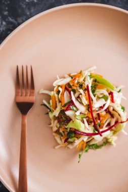 Ortasında az miktarda salata olan büyük tabak, diyet ve kalori kısıtlamaları kavramı