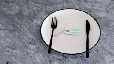 Yemek tabağının tepesinde çatal ve bıçakla bitkisel ürün etiketi, sağlıklı beslenme ve etik seçimler kavramı