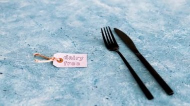 Çatal ve bıçaklı sütsüz ürün etiketi, sağlıklı beslenme ve etik seçimler kavramı