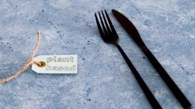 Çatal ve bıçaklı bitkisel ürün etiketi, sağlıklı beslenme ve etik seçimler kavramı