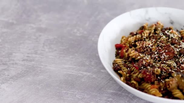 Macarrão Vegan Pesto Fusilli Com Feijão Preto Legumes Mediterrâneos Coberto — Vídeo de Stock