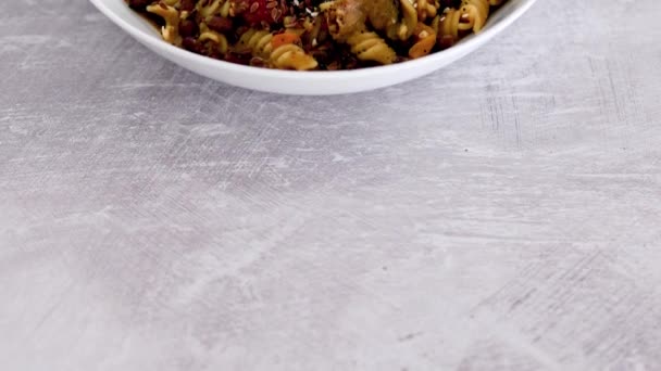 Pesto Vegano Fusilli Con Fagioli Neri Verdure Mediterranee Conditi Con — Video Stock