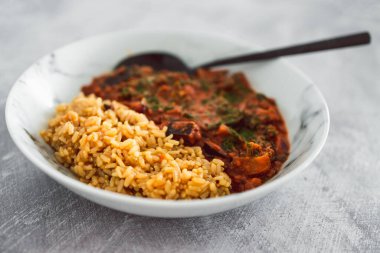 Vejetaryen patlıcan mercimek esmer pirinç ve sağlıklı bitki temelli yemek tarifleri.