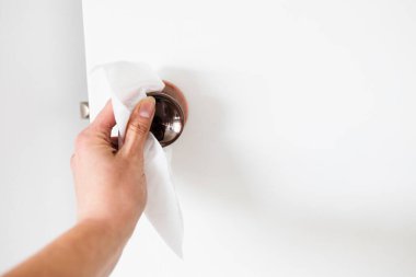 Bakteri ve virüslerin dezenfekte yüzeyleri, dezenfekte edici ıslak mendil içeren el temizliği kapı tokmağı evinizde temizlik konsepti veya konukseverlik