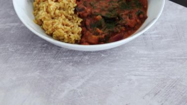 Vejetaryen patlıcan mercimek esmer pirinç ve sağlıklı bitki temelli yemek tarifleri.