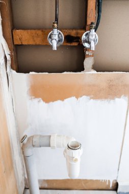 Çamaşır odasının yenilenmesi plazma duvarlı iç döşemeleri musluklar ve bakır borular, ev yenileme konsepti ve esnaf işleri ile korunmasız