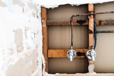 Çamaşır odasının yenilenmesi plazma duvarlı iç döşemeleri musluklar ve bakır borular, ev yenileme konsepti ve esnaf işleri ile korunmasız