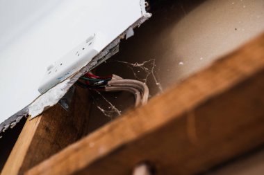 Çamaşır odasının yenilenmesi plazma duvarlar görünür elektrik kabloları, ev yenileme konsepti ve esnaf işleri ile korunmasız