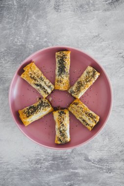 Fasulyeli vejetaryen sosisi ve çekirdekli karışık sebzeler, sağlıklı bitki temelli yemek tarifleri.