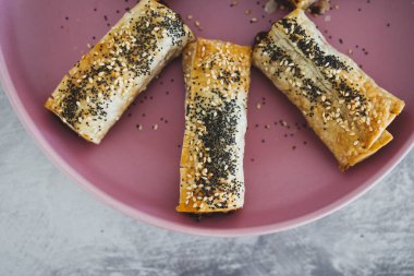 Fasulyeli vejetaryen sosisi ve çekirdekli karışık sebzeler, sağlıklı bitki temelli yemek tarifleri.
