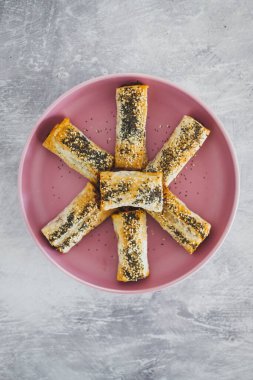 Fasulyeli vejetaryen sosisi ve çekirdekli karışık sebzeler, sağlıklı bitki temelli yemek tarifleri.