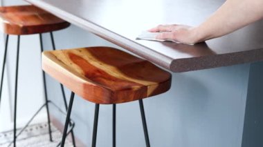 Bakteri ve virüslerin dezenfekte yüzeyleri, dezenfektan ıslak mendil ile el temizliği masası ya da konukseverlik işi