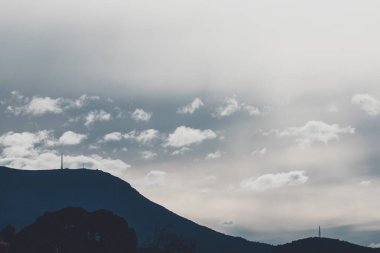 Kışın Tazmanya dağları üzerinden gelen ve giden güzel zıt bulutlar.