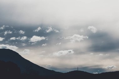 Kışın Tazmanya dağları üzerinden gelen ve giden güzel zıt bulutlar.