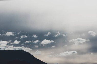 Kışın Tazmanya dağları üzerinden gelen ve giden güzel zıt bulutlar.