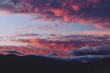 Tazmanya, Avustralya 'da kışın çekilen görkemli pembe günbatımı