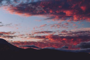 Tazmanya, Avustralya 'da kışın çekilen görkemli pembe günbatımı