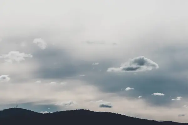 Прекрасні Контрастні Хмари Формуються Проходять Крізь Бурхливе Небо Над Горами — стокове фото