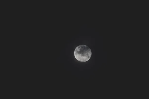 밤하늘의 보름달 남반구에서 렌즈로 올려졌다 — 스톡 사진