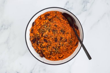 Baharatlı domates soslu siyah fasulye ve kırmızı mercimek, sağlıklı bitki temelli yemek tarifleri.