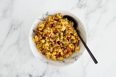 Karışık fasulye ve otlarla vejetaryen kuskus, sağlıklı bitki temelli yemek tarifleri.