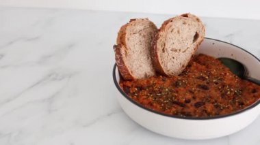 Baharatlı domates soslu siyah fasulye ve kırmızı mercimek, sağlıklı bitki temelli yemek tarifleri.