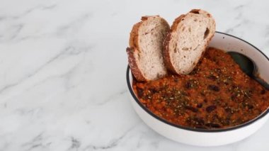 Baharatlı domates soslu siyah fasulye ve kırmızı mercimek, sağlıklı bitki temelli yemek tarifleri.