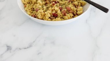 Karışık fasulye ve otlarla vejetaryen kuskus, sağlıklı bitki temelli yemek tarifleri.