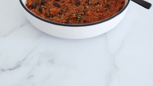 Chile Vegano Sin Carne Con Frijoles Negros Lentejas Rojas Salsa — Vídeos de Stock