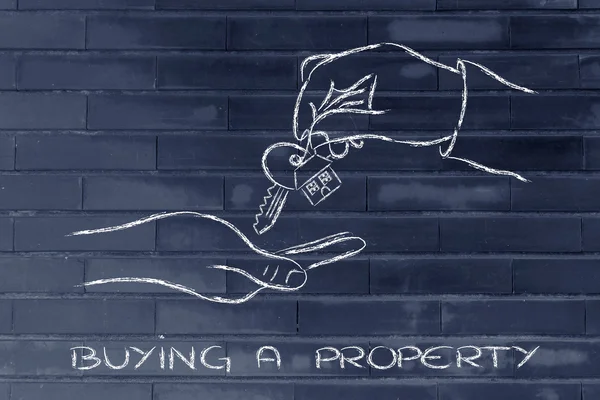 Mercado imobiliário, mãos dando chave da casa — Fotografia de Stock