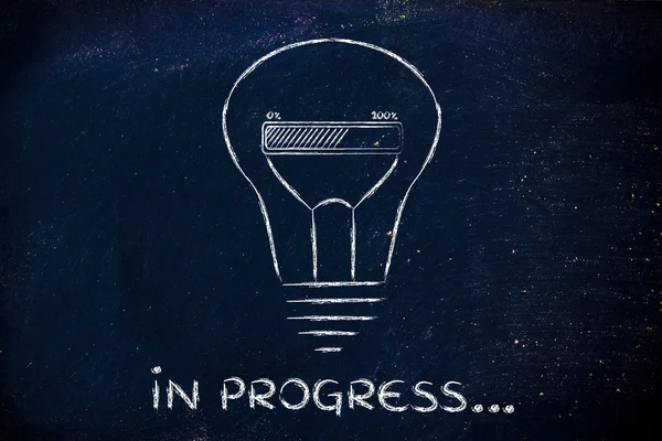 Lustige Glühbirne mit Fortschrittsbalken im Inneren, Innovation und neuer Idee — Stockfoto